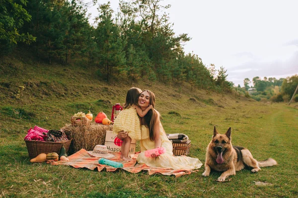 Mutter und Tochter beim Picknick — Stockfoto