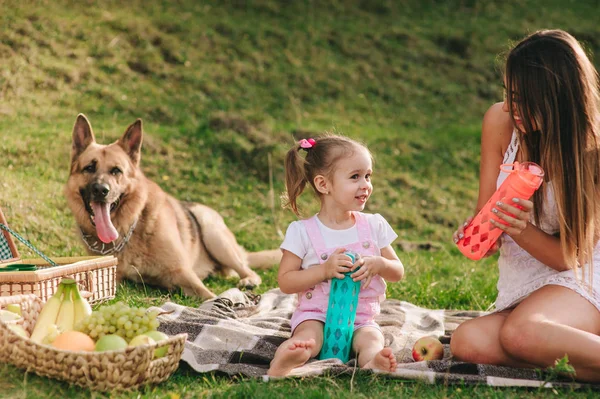 Anne ve kızı bir piknik 