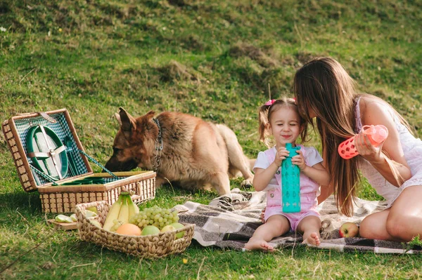 Madre e hija en un picnic —  Fotos de Stock