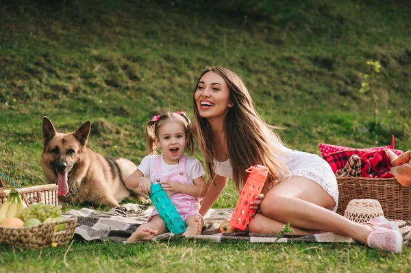 Anne ve kızı bir piknik 