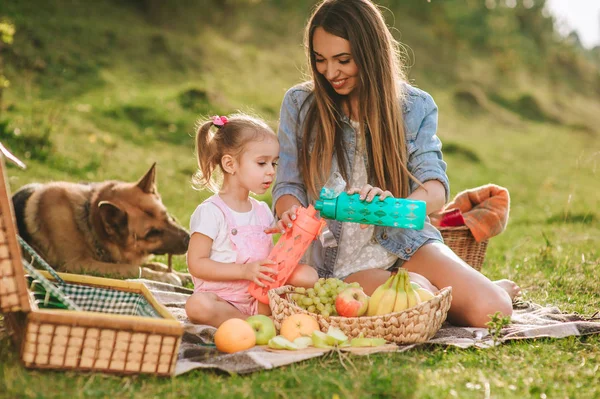 Anne ve kızı bir piknik 