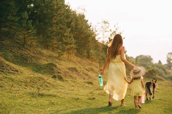 Moeder lopen met zijn dochtertje — Stockfoto