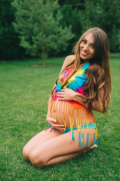 Donna incinta in bikini — Foto Stock