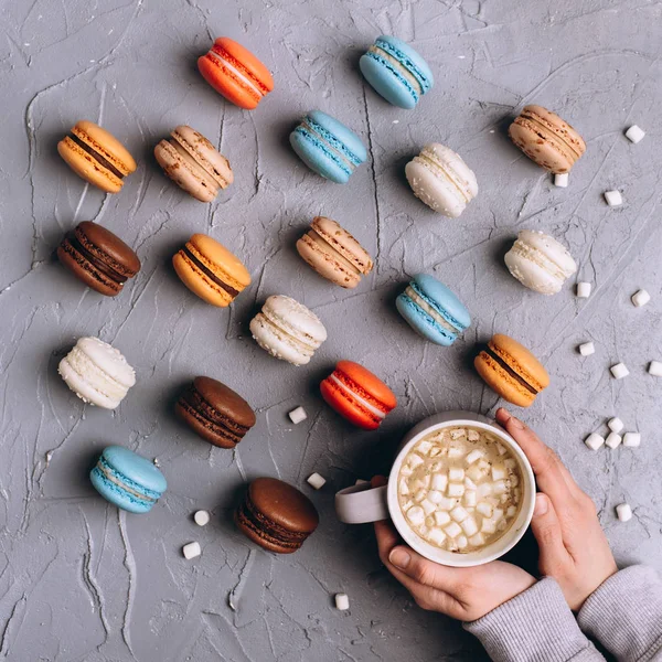 Macarons franceses e bebida de cacau — Fotografia de Stock