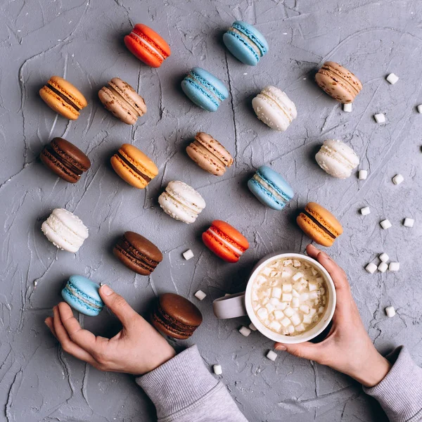 Macarrones franceses y bebida de cacao — Foto de Stock