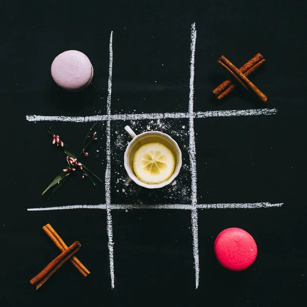 Tic Tac Toe çay macarons ile 