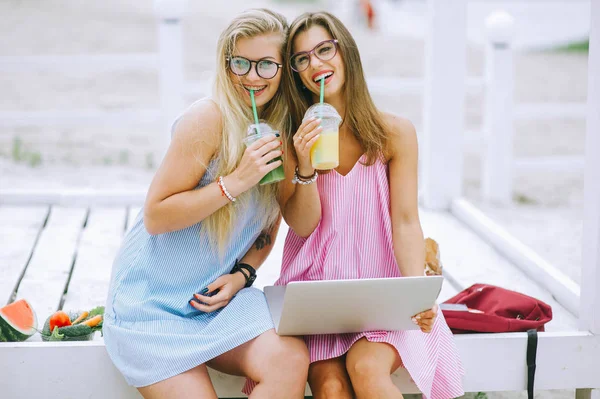 Duas meninas bebem suco — Fotografia de Stock