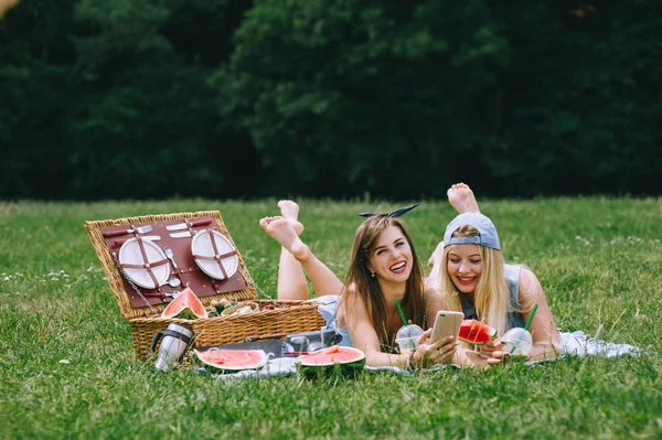 Dvě krásné girlson piknik — Stock fotografie