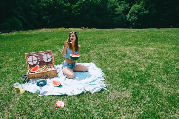 Mujer joven en un picnic — Foto de Stock