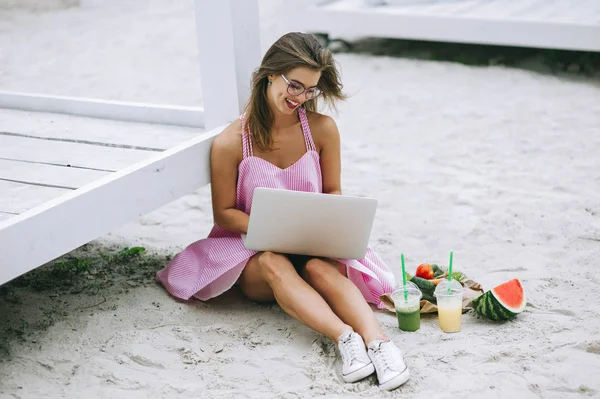 Een mooi meisje werkt met een laptop — Stockfoto