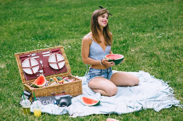 Mujer joven en un picnic — Foto de Stock