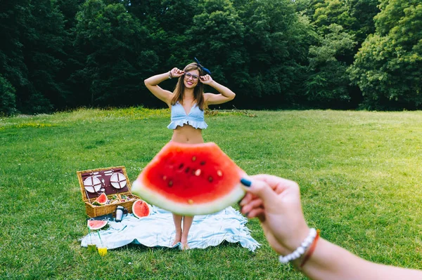Mujer joven en un picnic —  Fotos de Stock