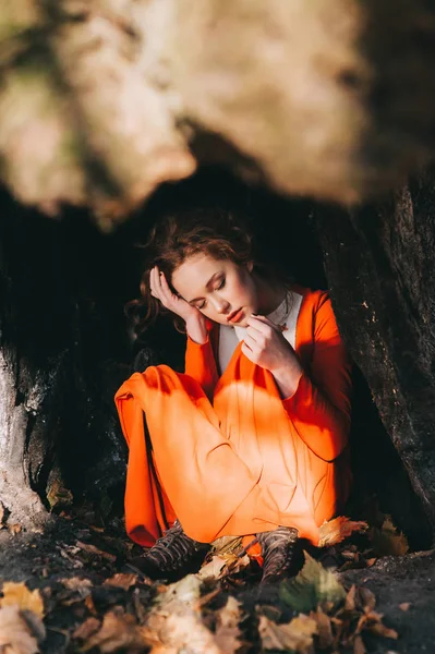 Young woman  mysterious forest — Stock Photo, Image