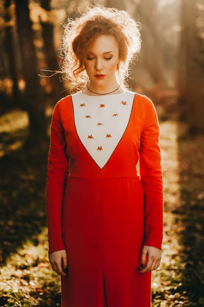 genç kadın gizemli orman