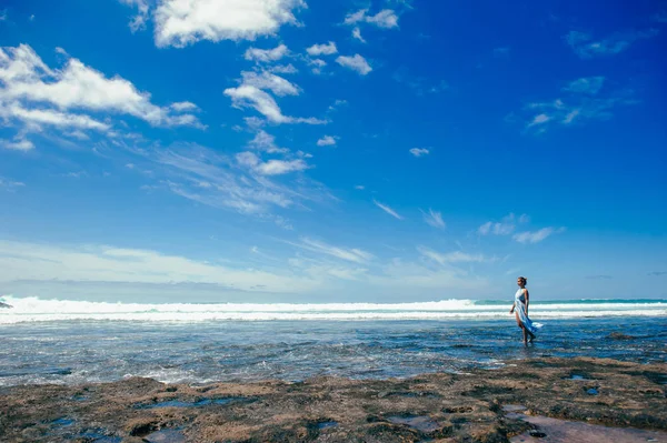 Sahilde güzel bir kadın