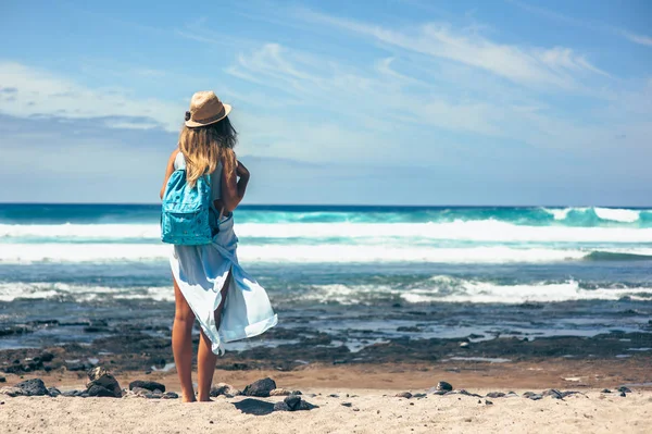 Mooie vrouw op het strand — Stockfoto