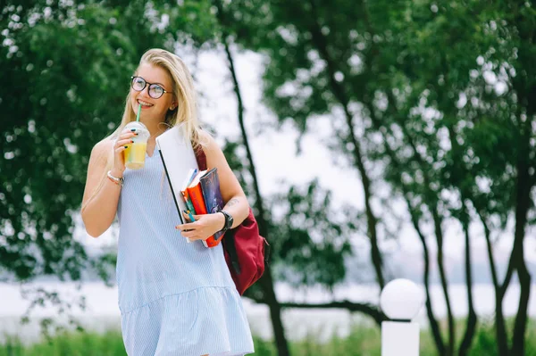 Kız taze meyve suyu içecekler