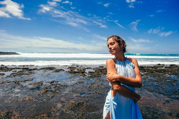 Belle femme sur la plage — Photo