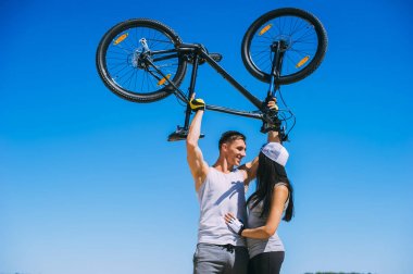 Parktaki genç çift.