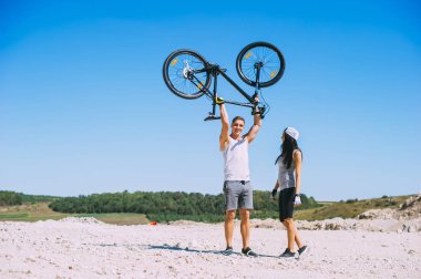 Parktaki genç çift.