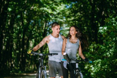 Parktaki genç çift.