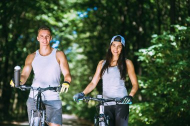 Parktaki genç çift.