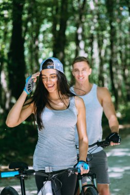 Parktaki genç çift.