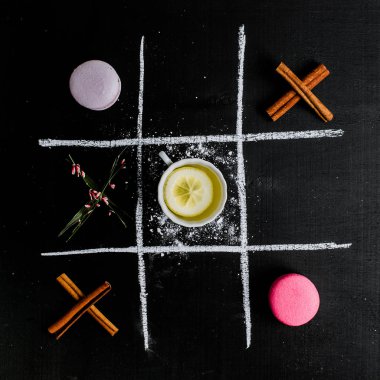 Tic Tac Toe çay macarons ile 