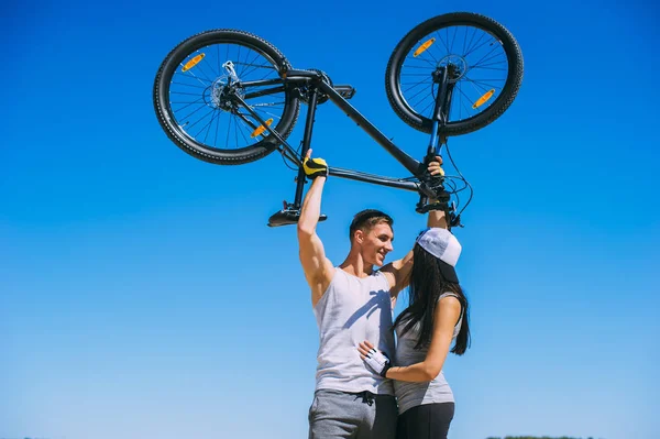 Pareja joven en el parque — Foto de Stock