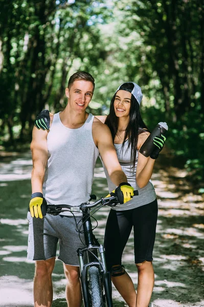 Pareja joven en el parque — Foto de Stock