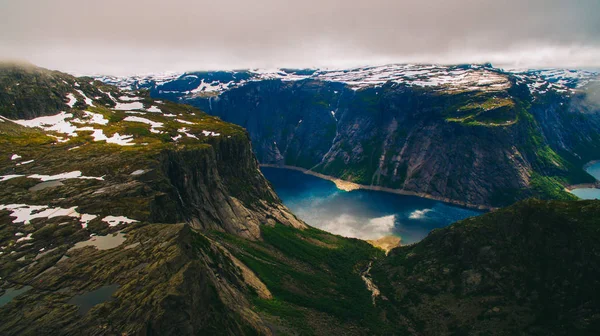 Meer en de bergen in Noorwegen — Stockfoto