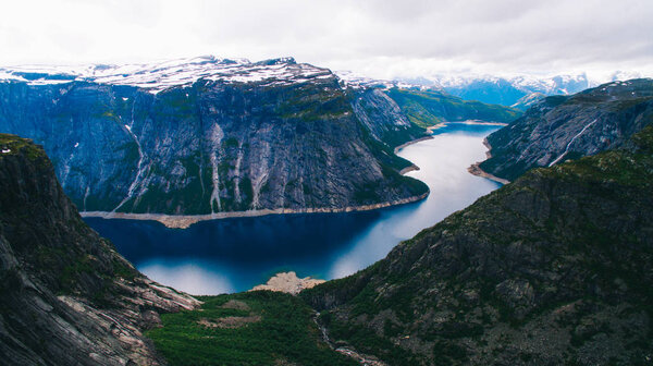 Озеро и горы Норвегии
