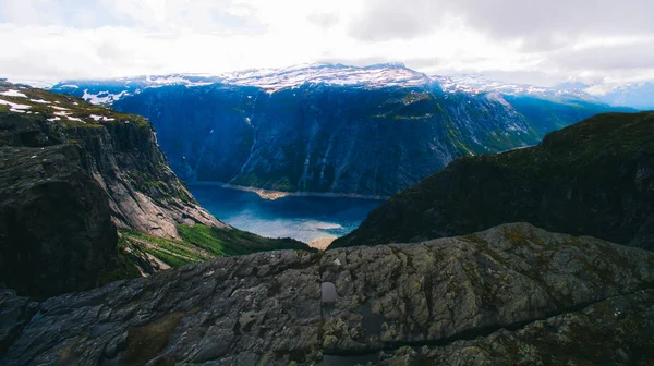 Lago y montañas en Noruega — Foto de Stock