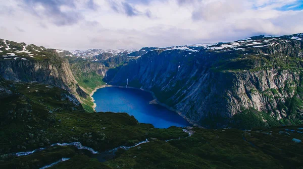 Lago y montañas en Noruega — Foto de Stock