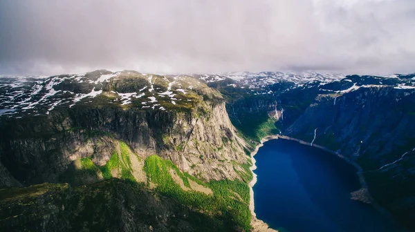 Tó és hegyek Norvégiában — Stock Fotó