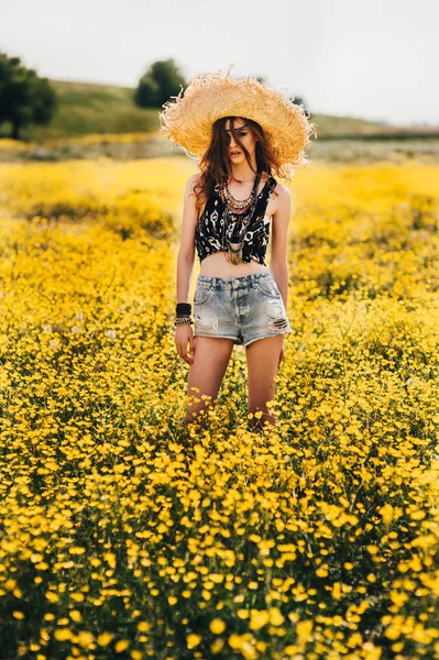 ผู้หญิงในทุ่งดอกไม้สีเหลือง — ภาพถ่ายสต็อก