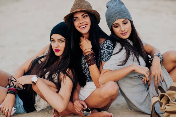 Donne alla moda sulla spiaggia — Foto Stock