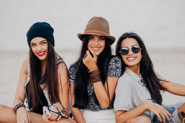 Sahilde şık kadınlar