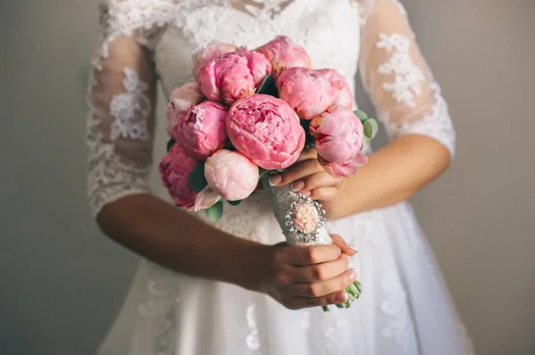 Bouquet de mariage dans les mains — Photo