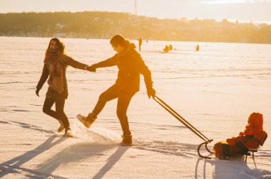 Bebek ile aile sleding