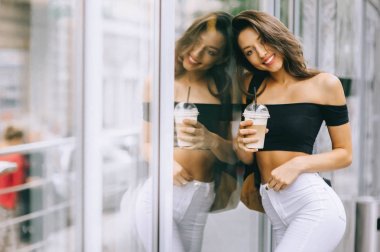 şehirde kahve içme kız