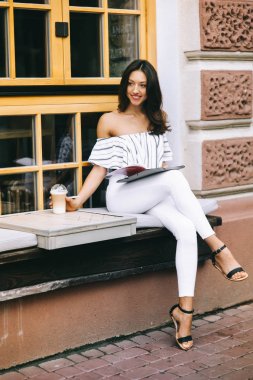 şehirde kahve içme kız