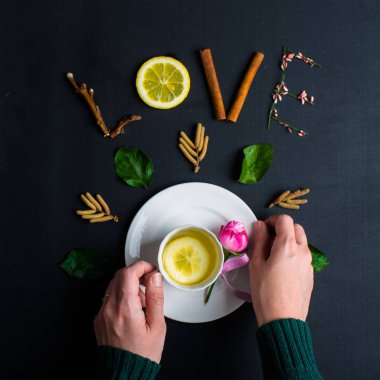 Bir siyah limonlu çay 