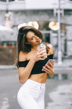 kahve ile güzel bir kadın