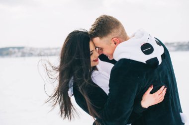 pandalar elbiseli genç Çift 