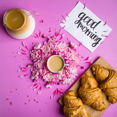 kahve ve lezzetli ay çöreği 