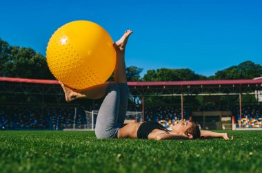 genç kız egzersizleri yapıyor 