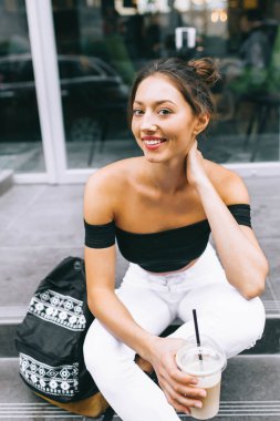 şehirde kahve içme kız