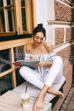 şehirde kahve içme kız