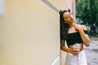 şehirde kahve içme kız